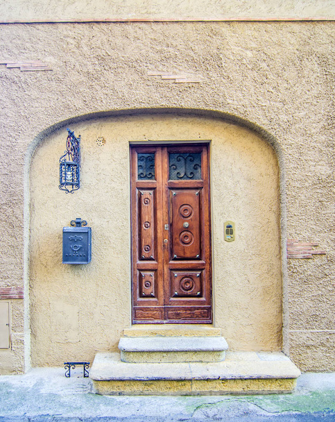 porte ancienne avec arche, en bois consommé par l'utilisation du bâtiment historique
 - Photo, image