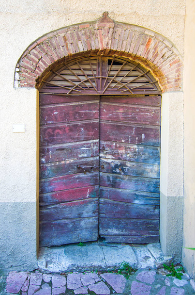 歴史的建造物の使用によって消費される木材でアーチを持つ古代のドア - 写真・画像