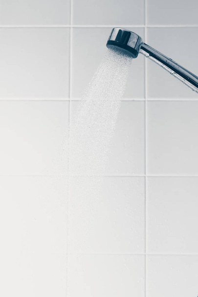 Douche avec eau courante
 - Photo, image