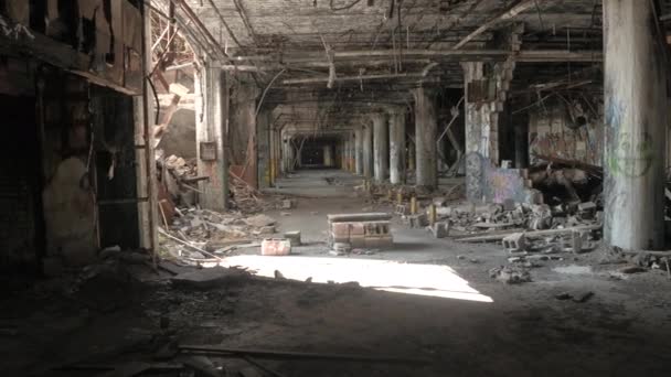Zbliżenie: Straszny hale w rozkładających się opuszczony starej fabryce motoryzacyjnej Fisher ciało roślin, Detroit, Stany Zjednoczone. Upiorny rozbiórki garażu w dużych przemysłowych nawiedzonego budynku po kryzysie finansowym - Materiał filmowy, wideo