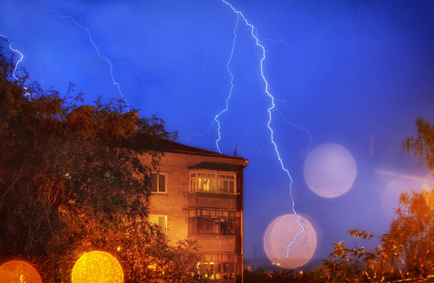 Silhuette of Thunderbolt sobre los edificios y las gotas de agua
 - Foto, Imagen