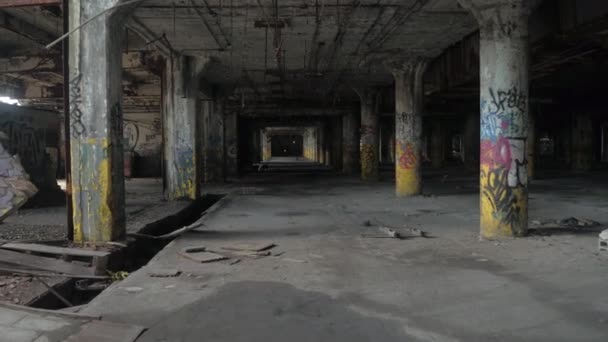 Zblízka: Děsivé rozpadající se haly v pralesích v opuštěné staré Fisher těla rostlin automobilové továrně, Detroit, Spojené státy americké. Strašidelné stržených garáž ve velkých straší průmyslové budově v zapomenutém městě - Záběry, video