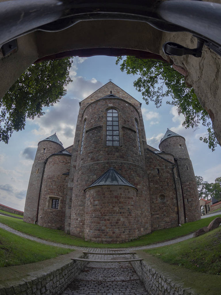 Vista panorámica de la Iglesia Colegiata de Santa María y San Alejo en Tum, Polonia en el verano de 2018
 - Foto, imagen