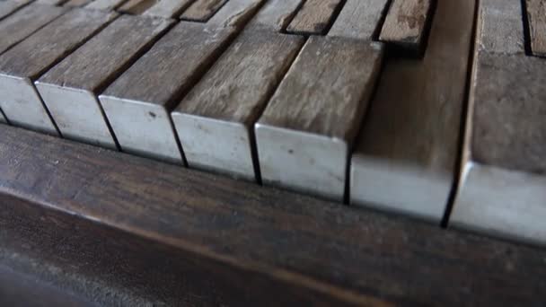 Close Up, Dof: A részleteit a alig látható emberi kéz játszik antik zongora tönkre. Kézzel nyomja a kulcsokat omladozó billentyűzet. Fehér és a fekete festék le az elhagyott hangszer omladozó - Felvétel, videó