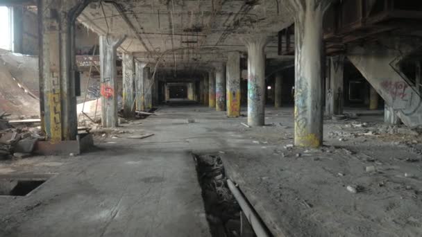 Közelről: Ijesztő termek pusztuló elhagyott régi Fisher test növény autóipari gyárat, Detroit, Amerikai Egyesült Államok. Kísérteties romlott garázs, nagy kísértetjárta ipari épület, a pénzügyi válság után - Felvétel, videó