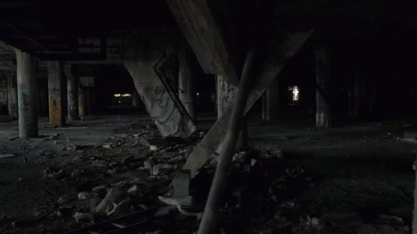 Zbliżenie: Zniszczenia i gruzu w rozpadające się hale rozkładających opuszczony stara fabryka samochodowy Fisher ciało roślin, Detroit, Ameryka. Upiorny rozbiórki garażu w duże Nawiedzony budynków przemysłowych w Stany Zjednoczone Ameryki - Materiał filmowy, wideo