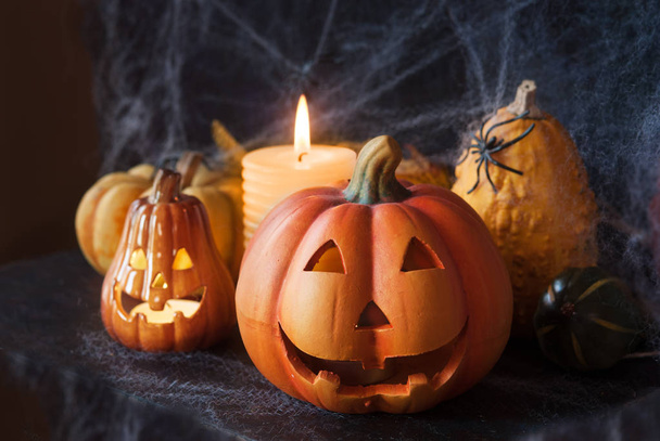 Хэллоуин декор тыквы со свечами и пауками
 - Фото, изображение