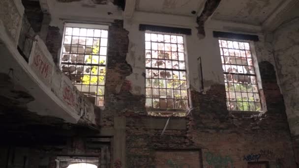 CLOSE UP: Красочное граффити, шелушение краски со стены, трещины на потолке - некогда великолепная городская церковь в Гари, Индиана. Исследуя заброшенный, разрушенный собор
 - Кадры, видео