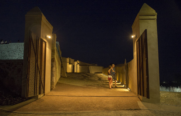 サン ・ クリストバル砦入り口、近年改装された訪問者。夜のショット - 写真・画像