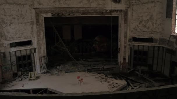 Osamělý židle stojící uprostřed jeviště v strašidelný chátrající divadelní místnosti v opuštěné město metodistické církve v Gary, Indiana. Duchové strašení v strašidelný staré historické budově rozpadá - Záběry, video