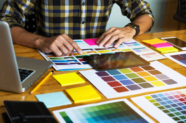 Grafiker verwenden das Tablet, um Farben aus der Farbleiste auszuwählen Beispiel für Design-Ideen, Kreative Designs von Grafik-Designern Konzept. - Foto, Bild