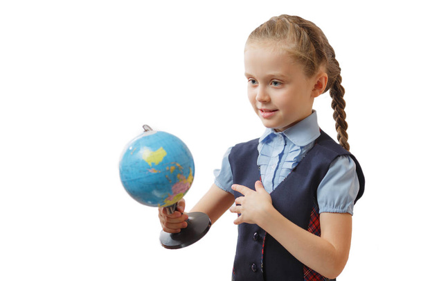 Mädchen mit einer Weltkugel auf weißem Hintergrund - Foto, Bild