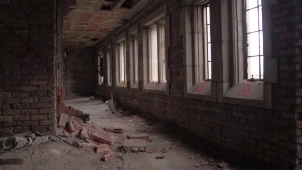 Fpv クローズ アップ: 腐食の探索暗い怖い崩れてホールを渡って歩いて城を放棄しました。廃墟の壁抜けや壊れた窓を光します。破片での古い建物。住宅解体 - 映像、動画