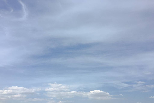 Szép felhők és a kék ég háttér. Felhős az ég. Kék ég felhős időjárás, természet felhő. Fehér felhők, a kék ég és a nap. - Fotó, kép