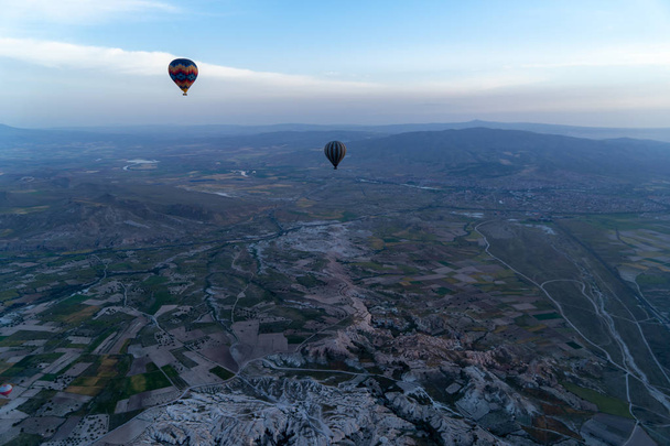 Nádherné panorama vyhlídku barevné balónky a pozemní jedinečnou krajinu Kappadokie z létající balón, Turecko - Fotografie, Obrázek