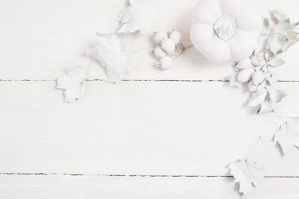 Abóbora branca Mockup, bagas e folhas em um fundo de outono de madeira. Cartão de saudação para o Dia de Ação de Graças em estilo rústico com espaço para o seu texto. Deitado. Vista superior
 - Foto, Imagem