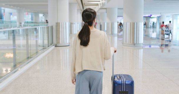 Азіатський жінка вигулює в аеропорту - Фото, зображення