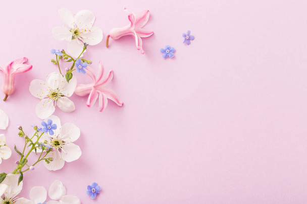 beautiful spring flowers on paper background - Фото, зображення