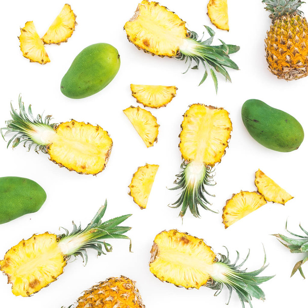白い背景に、熱帯食用概念に分離されたマンゴーとパイナップル  - 写真・画像
