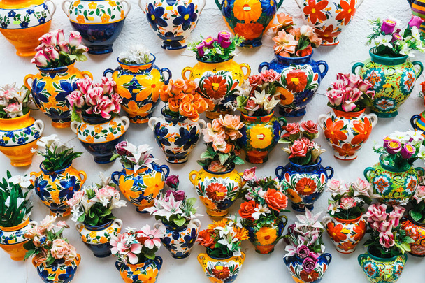 Fasádní tradiční dům s dekorativní keramické talíře a hrnce barevných květin v historické čtvrti Albaicin. - Fotografie, Obrázek