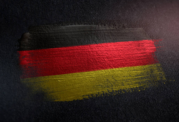 Deutschland-Fahne aus metallischer Pinselfarbe an dunkler Grunge-Wand - Foto, Bild