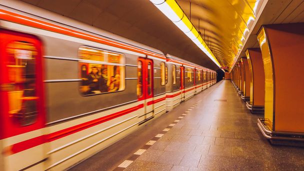 Gele metrostation met tonnel in Praag - Foto, afbeelding
