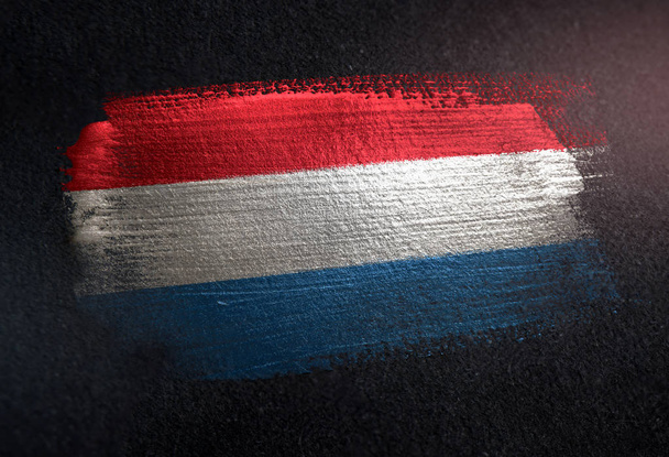 Люксембургский флаг из металлической кисти на мрачной стене
 - Фото, изображение