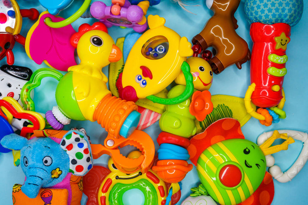 Çocukların oyuncakları çok renkli bir arka plan üzerinde - Fotoğraf, Görsel