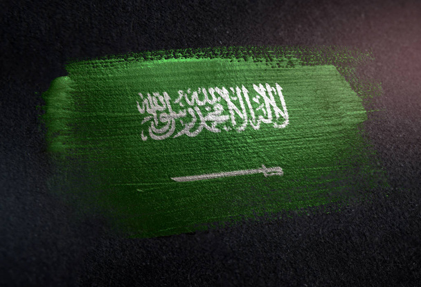 saudi arabia flagge aus metallischer pinselfarbe auf grunge dunkler wand - Foto, Bild
