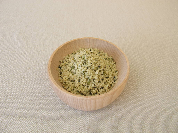 Очищене сире насіння конопель в дерев'яній мисці
 - Фото, зображення