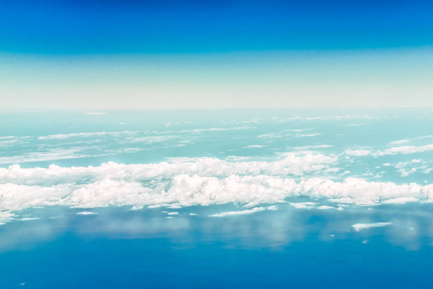 Widok na niebo i chmury z okna samolotu. Poniżej jest wody Morza Czarnego. - Zdjęcie, obraz