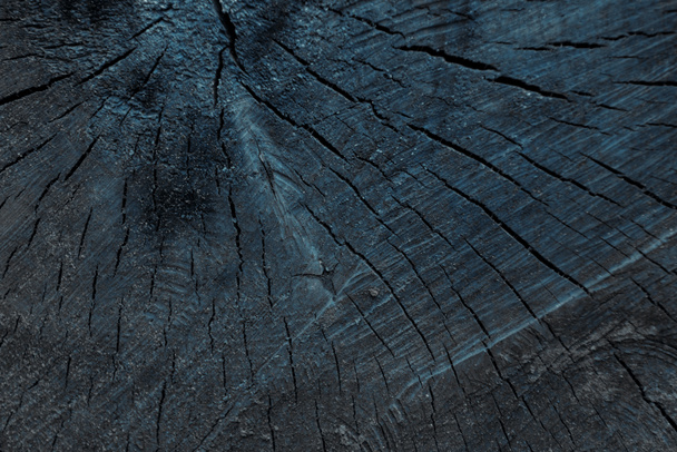 sötét szürke kiadványról repedt fa textúrázott háttérre  - Fotó, kép