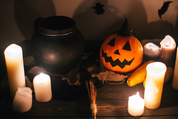 Jack o lantern dýně se svíčkami, mísa, koště čarodějnice a netopýry, duchové na pozadí v temné strašidelné místnosti. Happy Halloween koncept. na podzim halloween obrázek - Fotografie, Obrázek