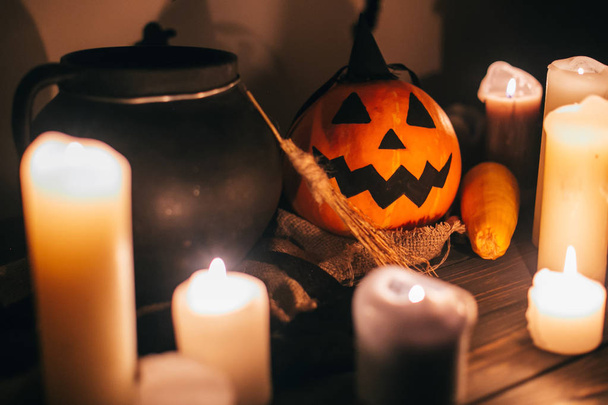 Jack o lantern dýně se svíčkami, mísa, koště čarodějnice a netopýry, duchové na pozadí v temné strašidelné místnosti. Happy Halloween koncept. na podzim halloween obrázek - Fotografie, Obrázek