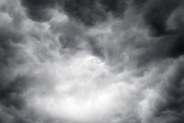 Sötét viharfelhők tornyosulnak az ég felett, közelgő viharral és viharos időjárási viszonyokkal számolva.. - Fotó, kép