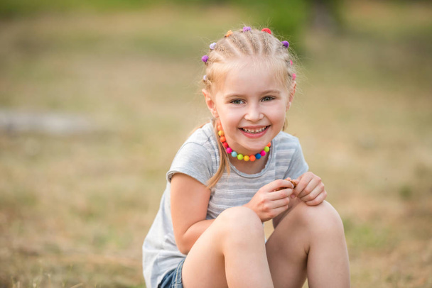 niña sonriente en un parque de verano
 - Foto, imagen