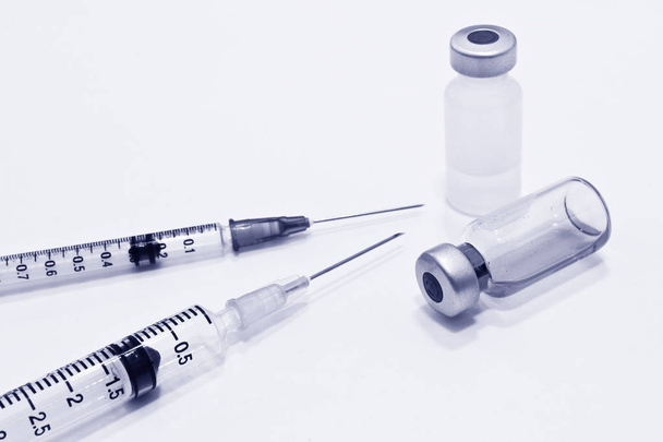Vial of Drug, jeringa de plástico de 1 ml y 3 ml con aguja aislada sobre el fondo blanco
 - Foto, imagen