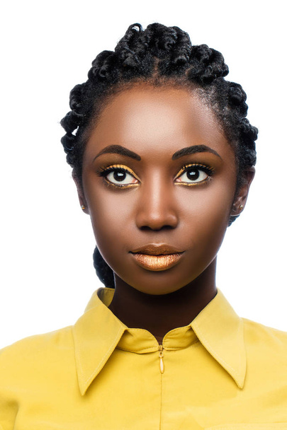 Portret van de schoonheid van aantrekkelijke jonge Afrikaanse vrouw kijken camera geïsoleerd op witte achtergrond  - Foto, afbeelding