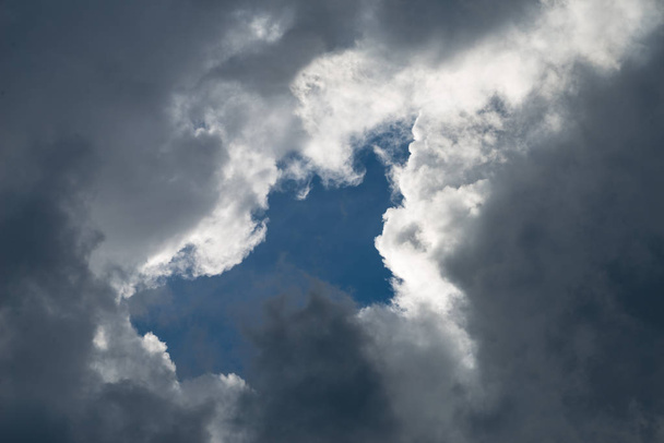красивий фон хмарного і блакитного неба
  - Фото, зображення