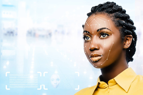 ritratto di attraente giovane donna africana che mostra il riconoscimento concettuale del viso scansione di sicurezza
. - Foto, immagini