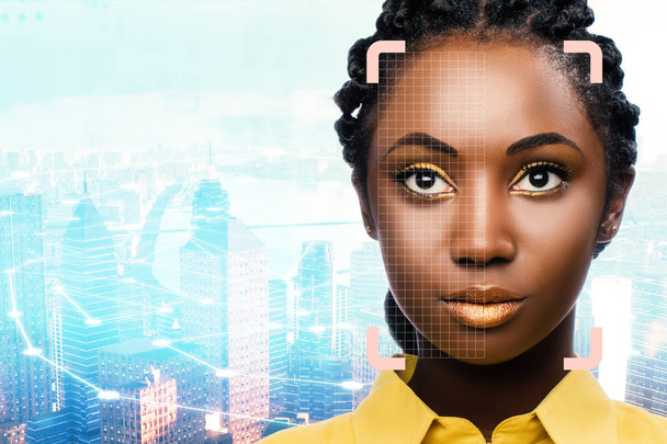 Gros plan portrait de la grille de reconnaissance faciale sur la femme africaine sur fond de ville
 - Photo, image