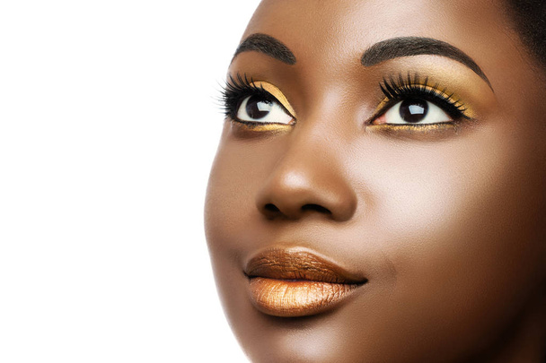 Nahaufnahme kosmetische Schönheit Porträt der jungen afrikanisch-amerikanischen Frau mit professionellem Make-up isoliert auf weißem Hintergrund - Foto, Bild