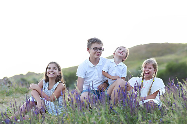 Portret dzieci bawiące się na lato łąka - Zdjęcie, obraz