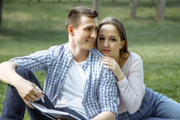 Portrait of a happy young couple enjoying a day in the park together. - Foto, Imagen