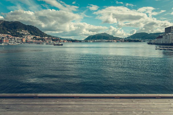 Bergenin kaupunki Panorama puusta Marina Deck. Lounais-Norja, Eurooppa. Kesä osittain pilvinen päivä
.  - Valokuva, kuva