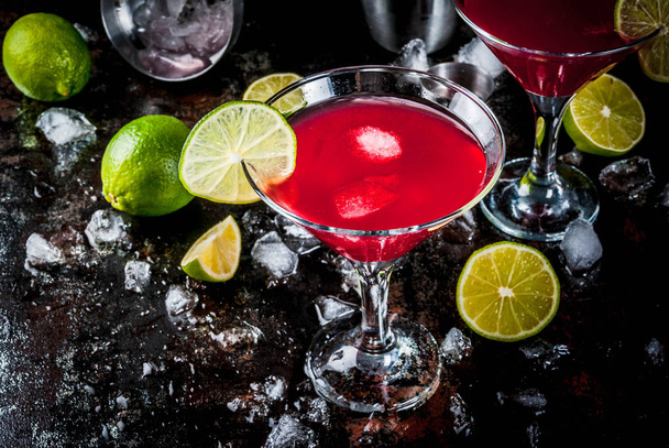 Červené kosmopolitní koktejl s limetkou v martini skla, tmavě rezavé pozadí kopírovat místa na - Fotografie, Obrázek