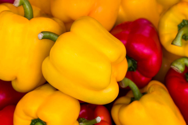φόντο, κίτρινο και κόκκινο γλυκό πιπέρι. - Φωτογραφία, εικόνα