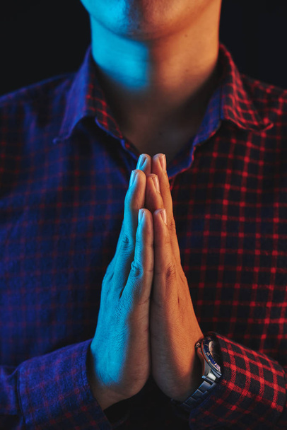 skadrowana Trzymając dłonie modląc się za ręce  - Zdjęcie, obraz