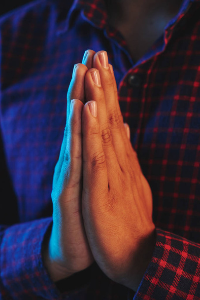 обрезанное изображение рук, держащих ладони, молящихся
  - Фото, изображение