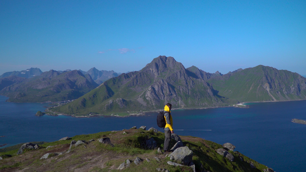 Turista en la cima de Lofoten
 - Imágenes, Vídeo